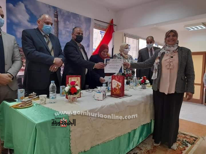 تعليمية العاشر من رمضان تكرم قسم التطوير التكنولوجي لدعمة منظومة التعليم الجديدة