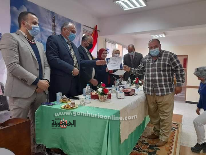 تعليمية العاشر من رمضان تكرم قسم التطوير التكنولوجي لدعمة منظومة التعليم الجديدة