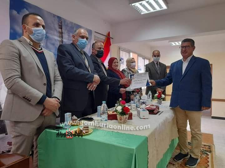 تعليمية العاشر من رمضان تكرم قسم التطوير التكنولوجي لدعمة منظومة التعليم الجديدة