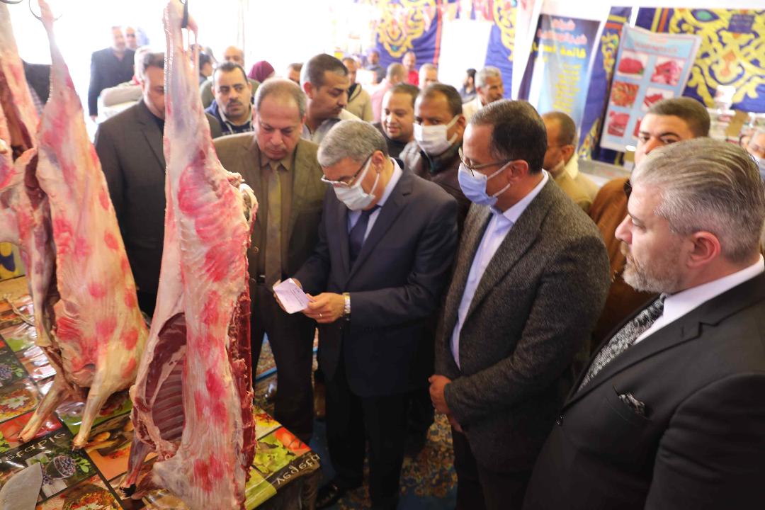 محافظ المنيا يفتتح معرضا جديدا للسلع باسعار مخفضة