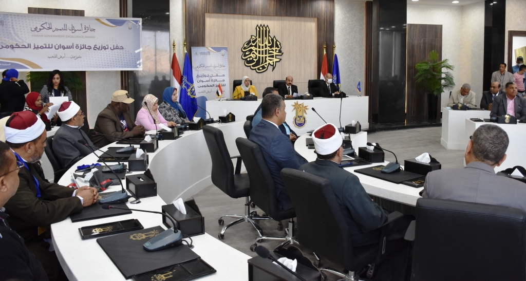 أشرف عطية يكرم الفائزين فى جائزة أسوان للتميز الحكومى .. ويطلق الدورة الثانية للجائزة 