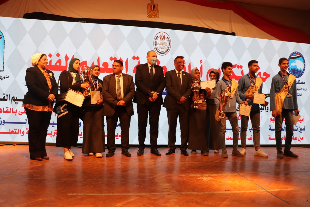 نائب الوزير ومدير تعليم  القاهرة  يفتتحان معرض التعليم الفني للعاصمة  