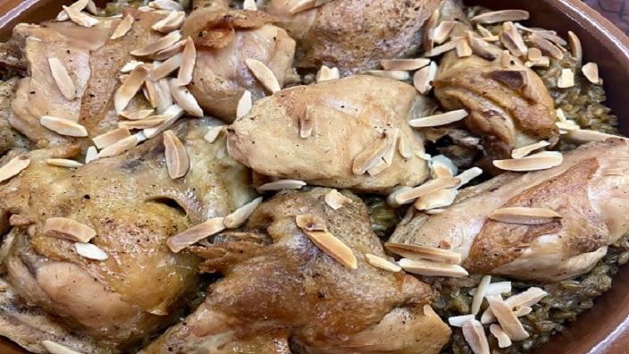 طاجن الفريك بالدجاج والمكسرات 