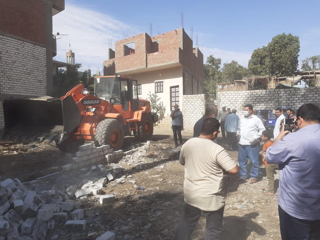 محافظ أسيوط: حملات إزالة التعديات على الاراض الزراعية مستمرة بكافة مراكز وقرى ونجوع المحافظة