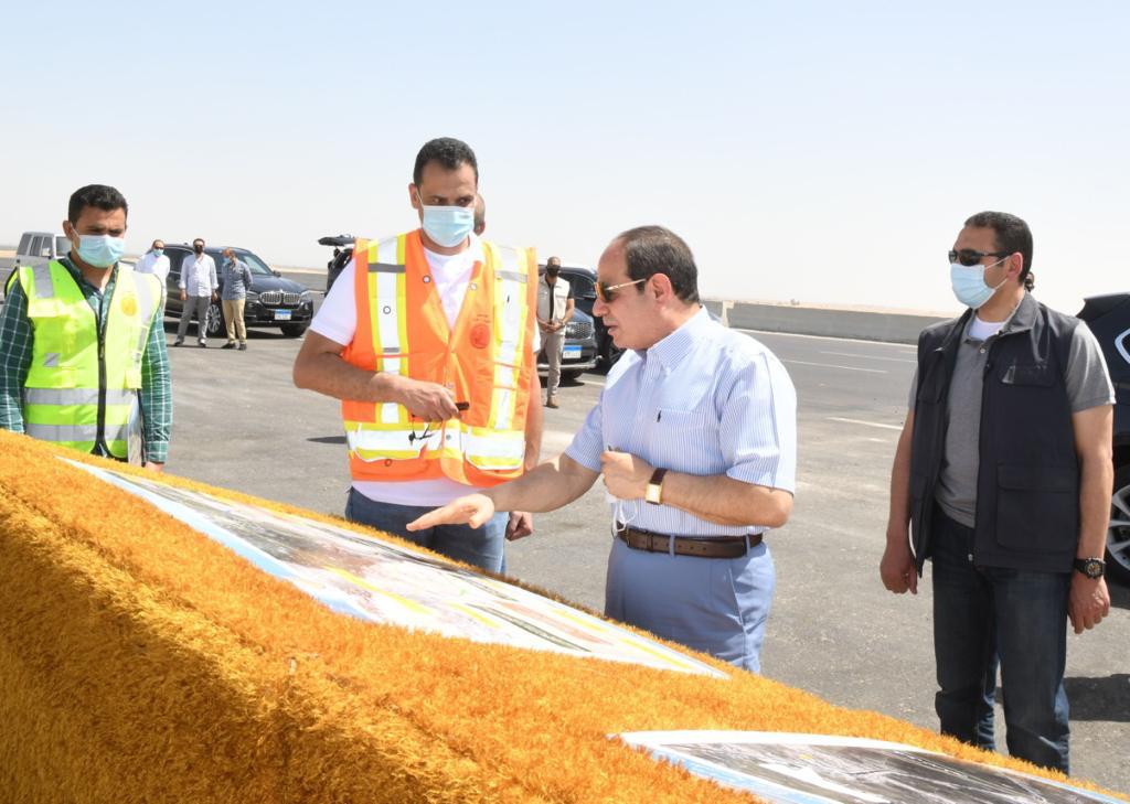 الرئيس يلتقي بعدد من المواطنين في سوق السيارات ويتفقد الطريق الدائري الأوسطي