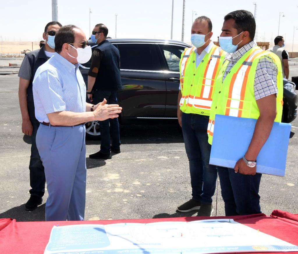 الرئيس يلتقي بعدد من المواطنين في سوق السيارات ويتفقد الطريق الدائري الأوسطي