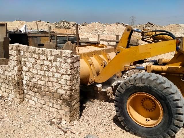 جهاز 15 مايو يكشر عن أنيابه بإزالة تعديات على مساحة 2 فدان من أراضى الدولة.. بالفيديو
