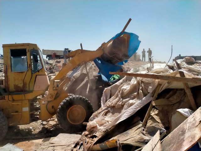 جهاز 15 مايو يكشر عن أنيابه بإزالة تعديات على مساحة 2 فدان من أراضى الدولة.. بالفيديو