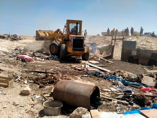 جهاز 15 مايو يكشر عن أنيابه بإزالة تعديات على مساحة 2 فدان من أراضى الدولة.. بالفيديو