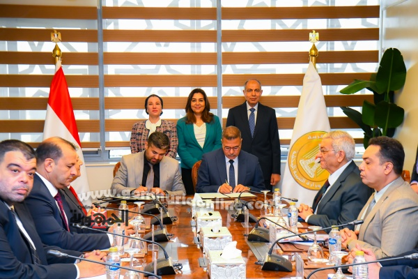 وزيرتا التنمية المحلية والبيئة خلال مراسم توقيع العقود