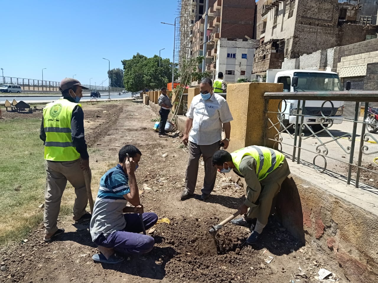 سكرتير مساعد أسيوط يترأس حملة للتشجير والتجميل.. صور