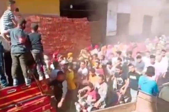 رغم تحذيرات كورونا .. إزدحام ودى جى فى عفش عروسة بالدير