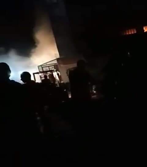 حريق بركة السبع.. انتداب المعمل الجنائي لمعرفة أسباب الاشتعال.. النيران التهمت مصانع جلود وحلويات.. فيديو