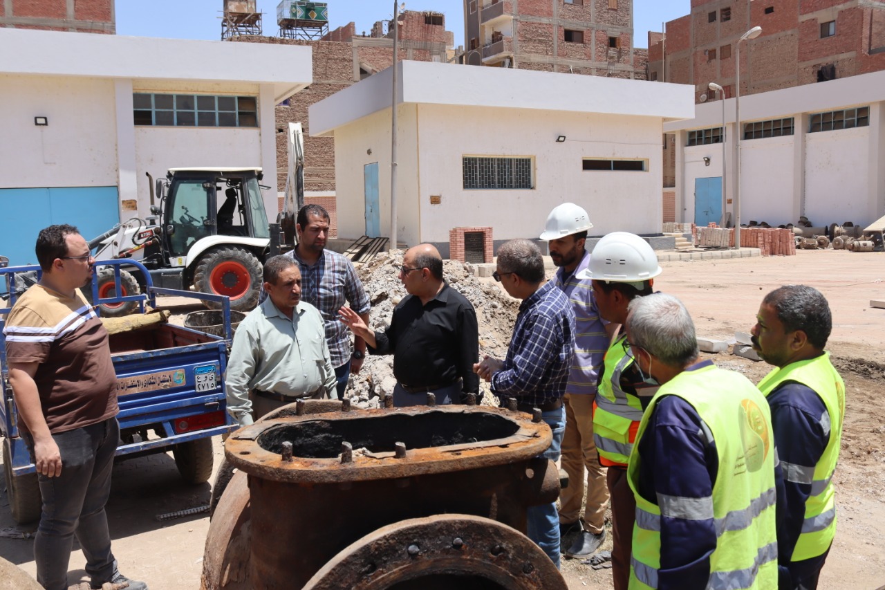 رئيس مياه اسيوط يتفقد احلال وتجديد محطة صرف صحى الوليدية..صور