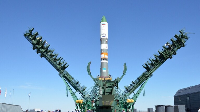 صاروخ Soyuz-2.1a الروسي في قاعدة 