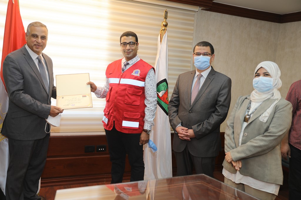 محافظ سوهاج يكرم 16 من العاملين بالقطاع الطبى