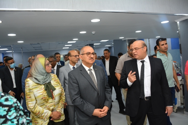 رئيس جامعة أسيوط يفتتح وحدة الكلى الصناعية الجديدة بتكلفة 31 مليون جنيه