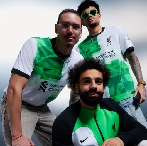 ليفربول يكشف عن قميصه الجديد للموسم المقبل.. صور