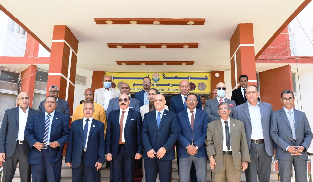 مجلس جامعة أسوان يكرم المحافظ أشرف عطية لمبادراته الإنسانية