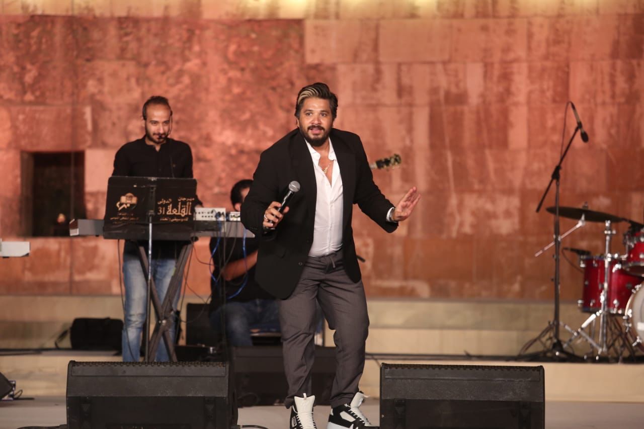 مصطفي حجاج يضفى البهجة على المحكى
