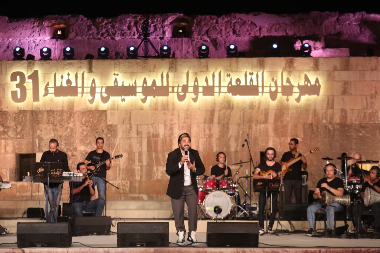 مصطفي حجاج يضفى البهجة على المحكى