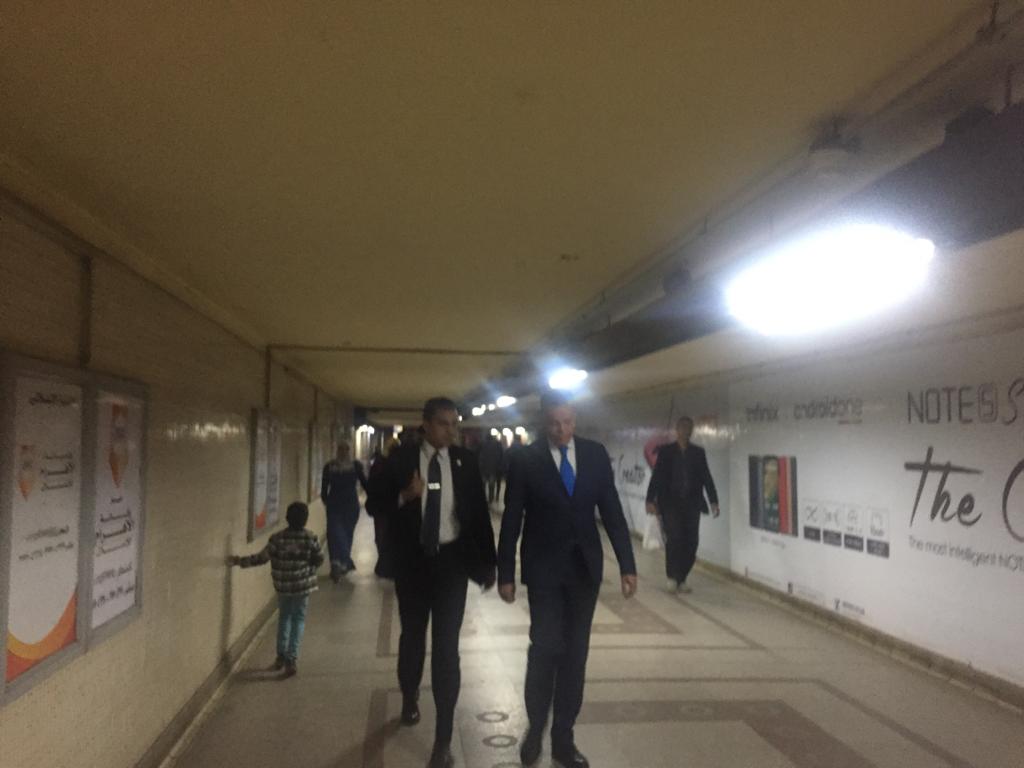 وزير النقل يفاجئ العاملين بمحطات الخط الأول ليلاً