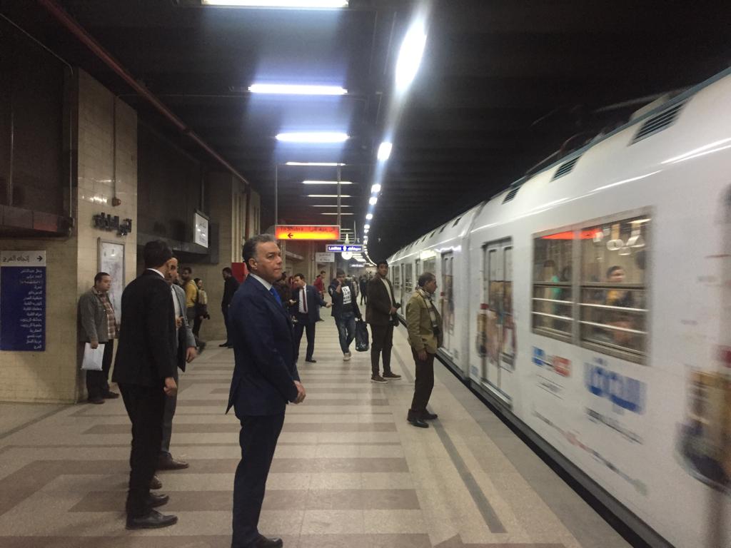 وزير النقل يفاجئ العاملين بمحطات الخط الأول ليلاً
