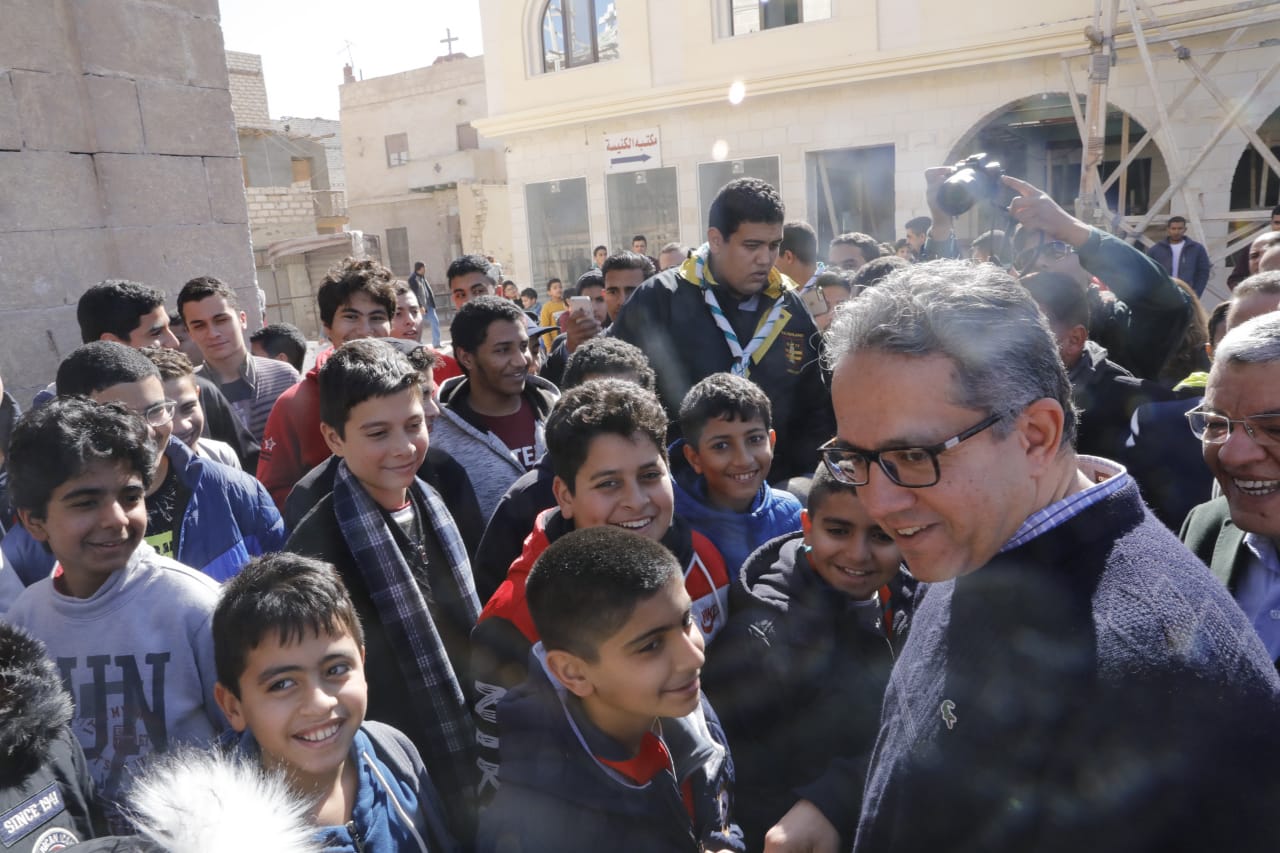 على هامش الزيارة تلاميذ مدارس المنيا يلتقطون الصور التذكارية مع العنانى