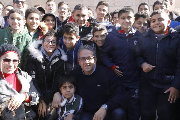 على هامش الزيارة تلاميذ مدارس المنيا يلتقطون الصور التذكارية مع العنانى