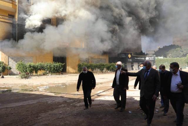 بالصور.. محافظ الجيزة يعاين موقع حريق مخزن للأحذية بعقار فى كرداسة