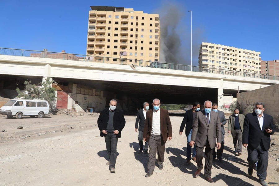 بالصور.. محافظ الجيزة يعاين موقع حريق مخزن للأحذية بعقار فى كرداسة