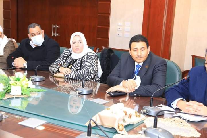 محافظ سوهاج يناقش آليات الانتهاء من أعمال إحلال وتجديد المستشفيات المركزية بجهينة وجرجا ..صور