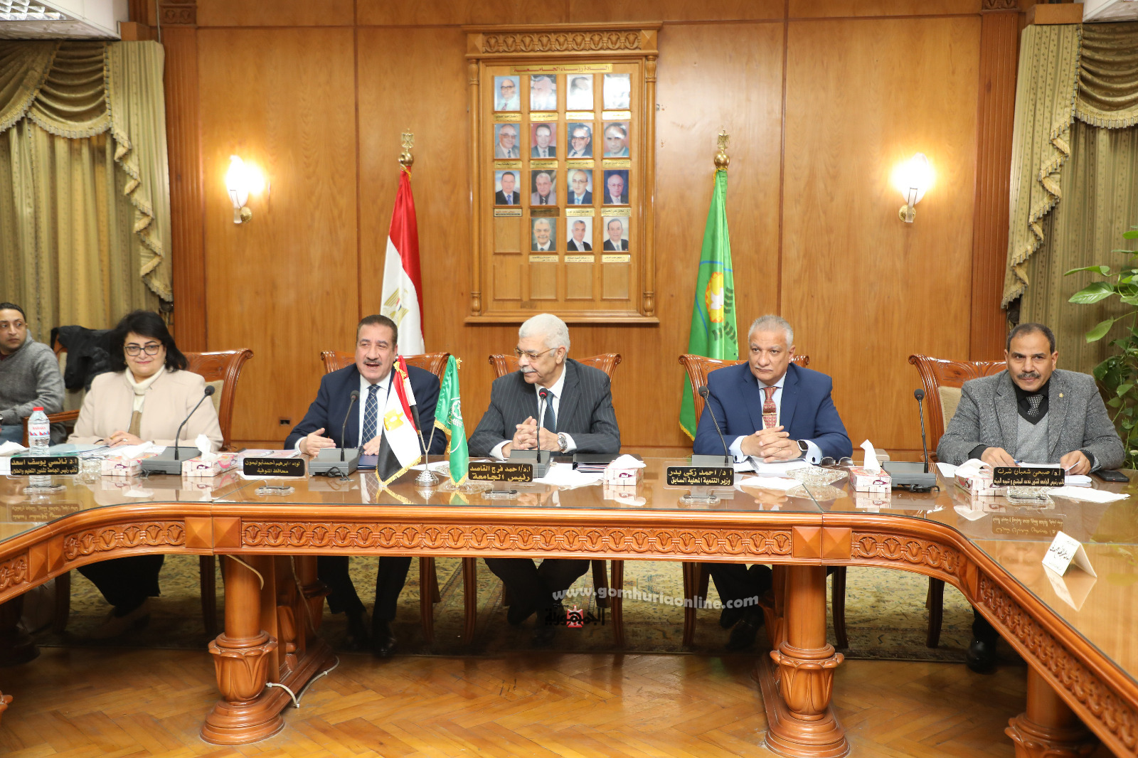 المحافظ والدكتور أحمد القاصد خلال إجتماع مجلس جامعة المنوفية