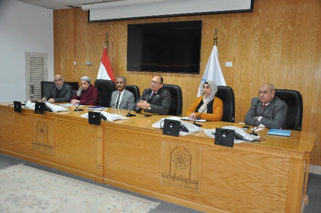 أسباب اجتماع رئيس جامعة حلوان مع مديرى العموم وأمناء الكليات صور