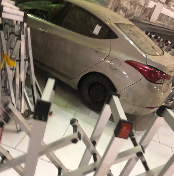 لحظة إقتحام سيارة مسرعة للساحة الخارجية للحرم المكى .. مغردون يوثقون الحادث بالفيديـــو