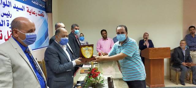 مياه الفيوم تكرم العامل المثالى .صور