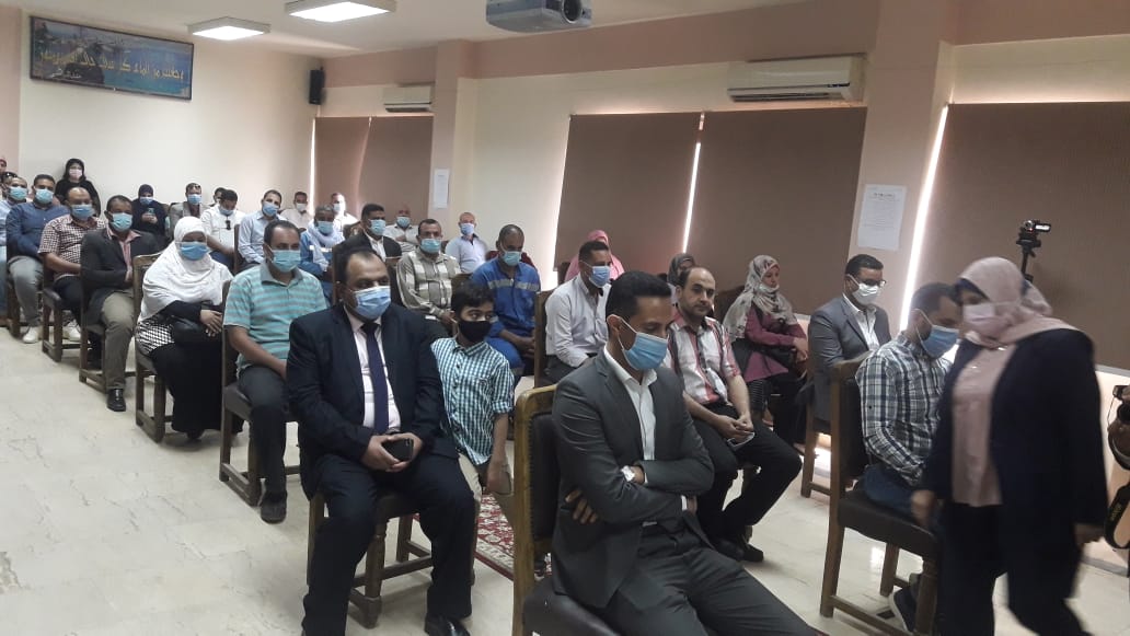 مياه الفيوم تكرم العامل المثالى .صور