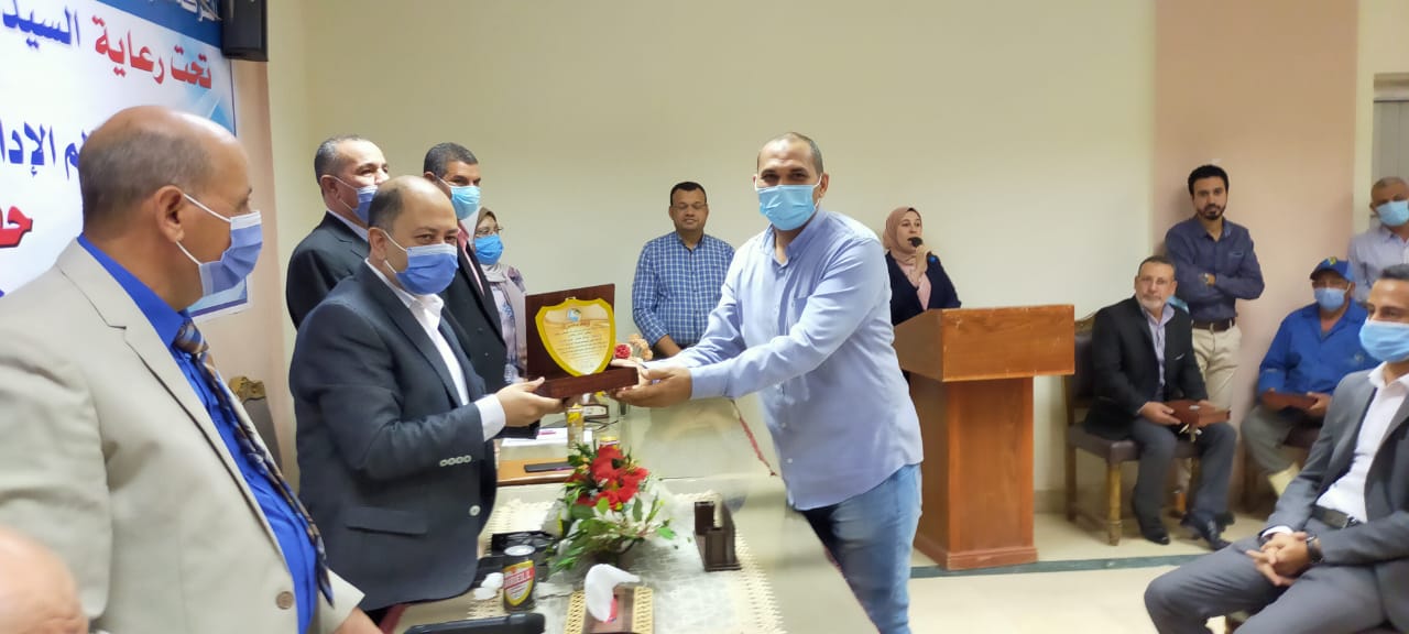 مياه الفيوم تكرم العامل المثالى .صور