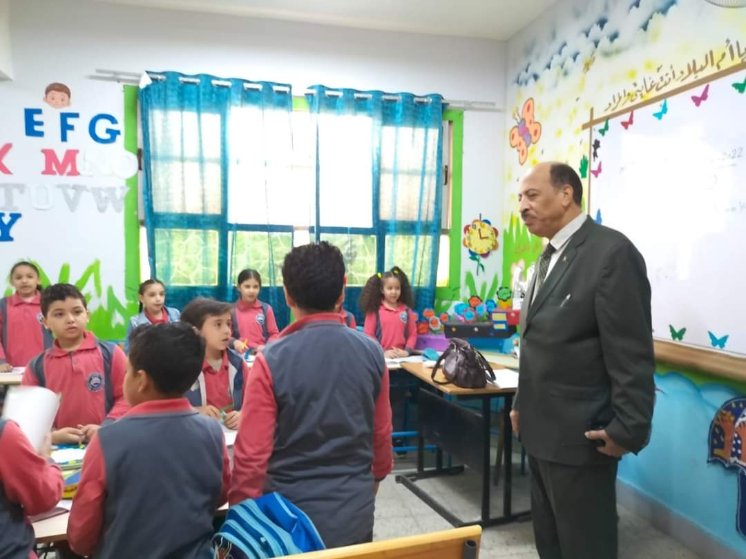 مدير تعليم مصر القديمة يتابع انتظام الدراسة باول مدرسة متميزة 