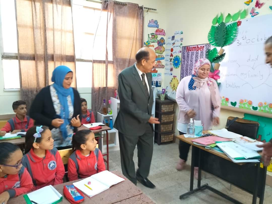 مدير تعليم مصر القديمة يتابع انتظام الدراسة باول مدرسة متميزة 