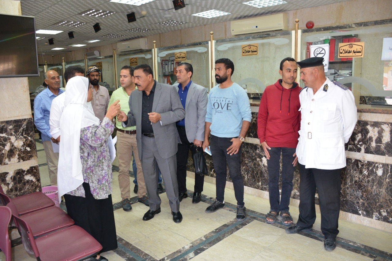 شعيب يستمع لمطالب اهالى مطروح بالمركز التكنولوجى لخدمة المواطنين