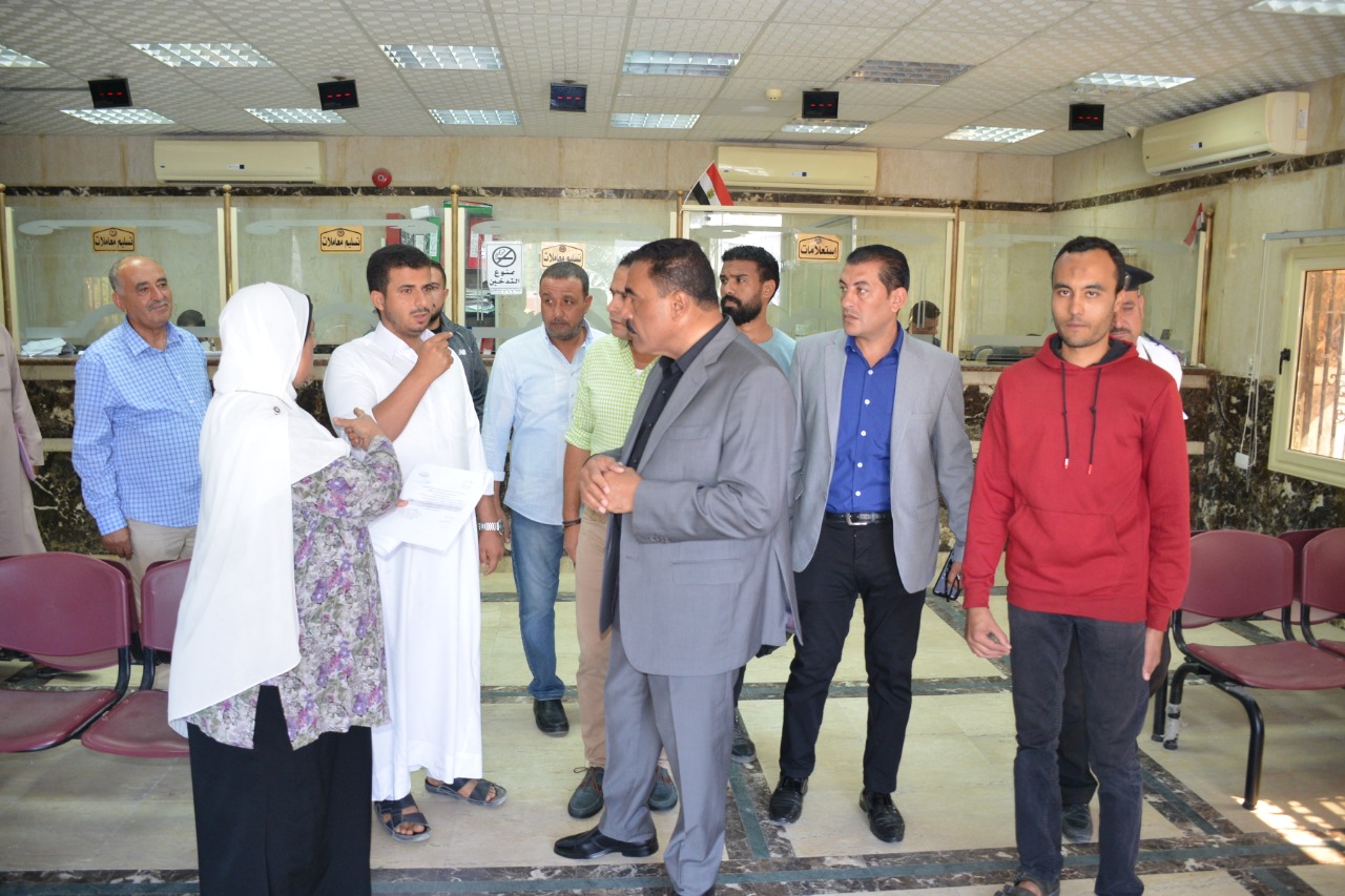 شعيب يستمع لمطالب اهالى مطروح بالمركز التكنولوجى لخدمة المواطنين