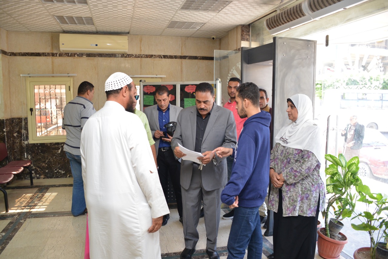 شعيب يستمع لمطالب اهالى مطروح بالمركز التكنولوجى لخدمة المواطنين