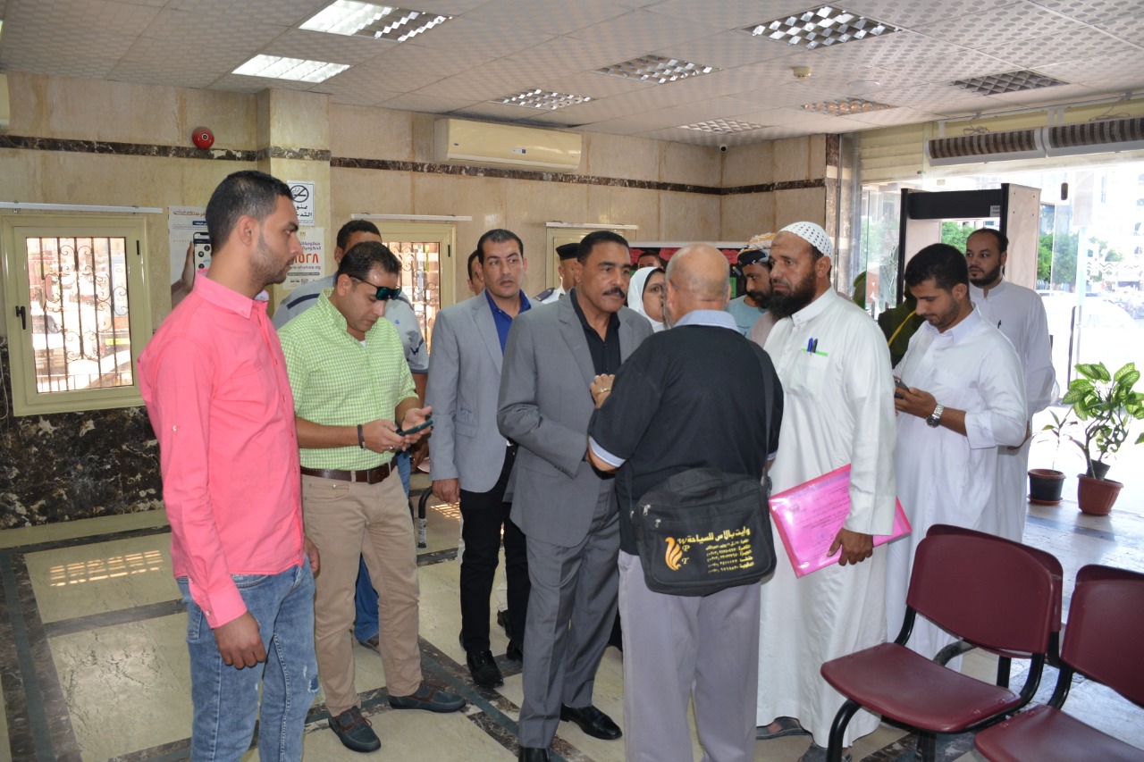 شعيب يستمع لمطالب اهالى مطروح بالمركز التكنولوجى لخدمة المواطنين