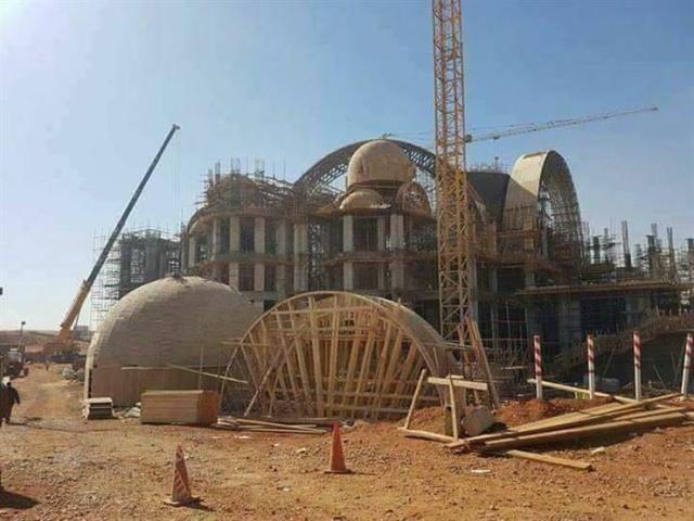 14 صورة تحكي تاريخ أكبر كاتدرائية بالشرق الأوسط