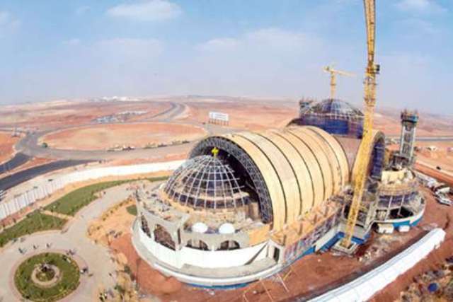 14 صورة تحكي تاريخ أكبر كاتدرائية بالشرق الأوسط