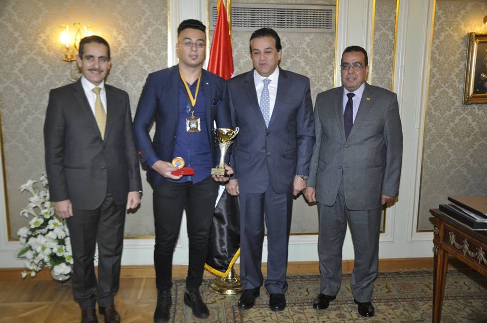 وزير التعليم العالي يكرم  بطل العالم في القوة البدنية