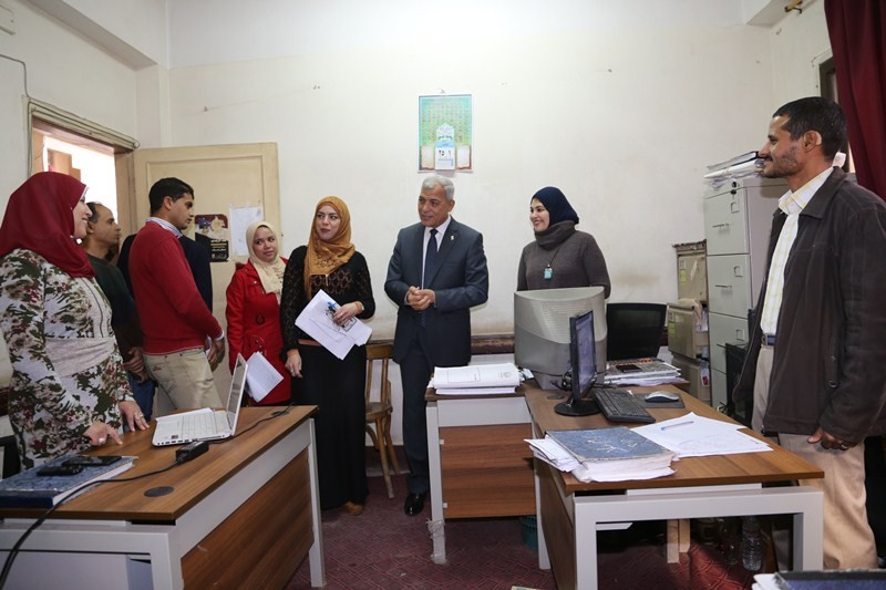 محافظ المنوفية يلتقى بعدد من المواطنين ويستمع الى شكواهم