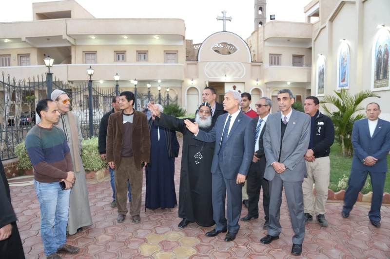 محافظ المنوفية يتفقد الحالة الأمنية بالكنائس ويقدم التهنئة بالعام الجديد.. صور