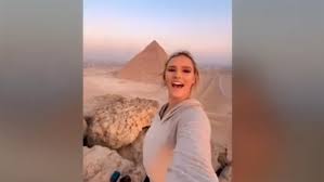 عارضة ازياء شهيرة تتسلق الاهرامات لتوثق اخر لحظاتها في 2019 .. صور